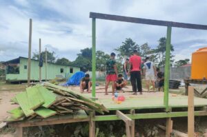 Satgas Yonif RK 136/TS Bangun Musholla Al Hijrah di Distrik Tahota