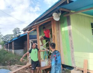 Satgas Yonif RK 136/TS Bangun Musholla Al Hijrah di Distrik Tahota