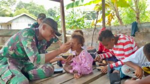 Anak-Anak Papua Senang, Satgas Yonif 511/DY Edukasi Cara Hidup Sehat Dan Bagikan Baju Layak Pakai