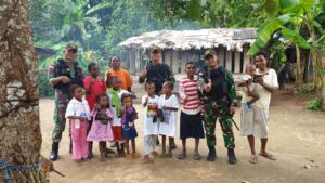 Anak-Anak Papua Senang, Satgas Yonif 511/DY Edukasi Cara Hidup Sehat Dan Bagikan Baju Layak Pakai