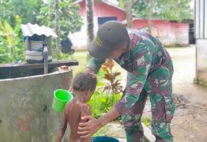 Anak-Anak Papua Senang, Satgas Yonif 511/DY Edukasi Cara Hidup Sehat Dan Bagikan Baju Layak Pakai