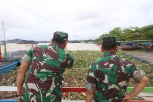 Danrem 091/ASN Cek Lokasi Karya Bakti Pembersihan Sampah dan Gulma