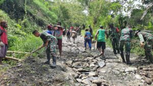 Satgas Yonif R 142/KJ Bersama Warga Kelila Gelar Karya Bakti