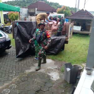 Ringankan Beban Korban Banjir, Kodim Sumbawa Barat Berikan Bantuan Sembako