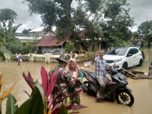 Ringankan Beban Korban Banjir, Kodim Sumbawa Barat Berikan Bantuan Sembako