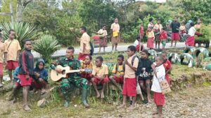 Satgas Yonif Raider 321/GT Ajarkan Anak-Anak Papua Lagu Nasional Indonesia
