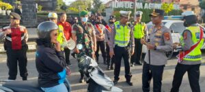 Gaktib di Hari Valentine, Pengendara Tertib Aturan Diberikan Bunga dan Coklat oleh TNI-Polri di Klungkung