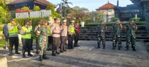 Gaktib di Hari Valentine, Pengendara Tertib Aturan Diberikan Bunga dan Coklat oleh TNI-Polri di Klungkung