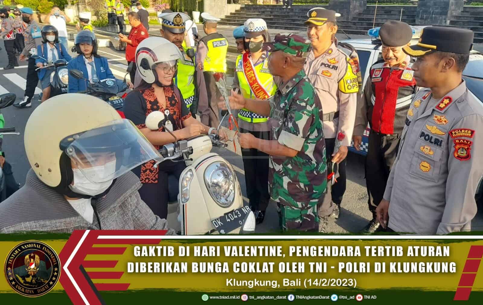 Gaktib di Hari Valentine, Pengendara Tertib Aturan Diberikan Bunga dan Coklat oleh TNI-Polri di Klungkung