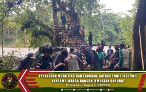 Perlancar Mobilitas dan Ekonomi, Satgas Yonif 143/TWEJ Bersama Warga Bangun Jembatan Darurat