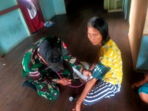 Satgas Yonif 645/GTY Keliling Kampung Berikan Sosialisasi Hidup Sehat dan Layanan Kesehatan