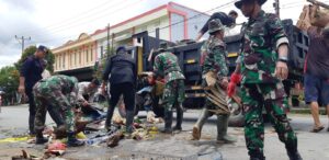 Bersihkan Material Sisa Banjir di KSB, Kodim Sumbawa Barat Kerahkan Seluruh Personel