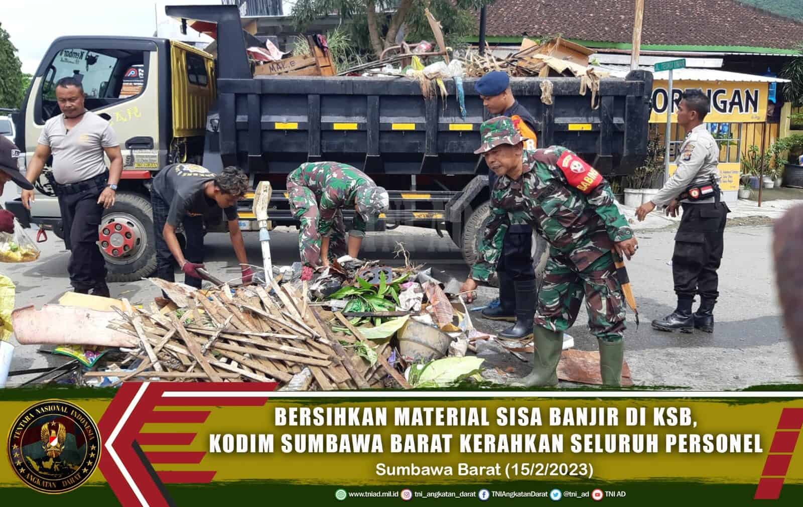 Bersihkan Material Sisa Banjir di KSB, Kodim Sumbawa Barat Kerahkan Seluruh Personel