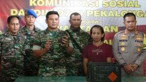 Warga Kota Pekalongan Serahkan Granat dan Pistol Kepada Kodim 0710/Pekalongan