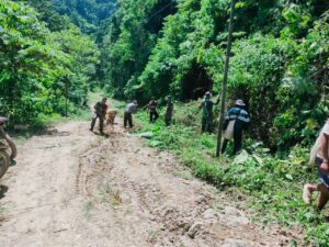 Babinsa Pos Leuser Bersama Masyarakat Bersihkan Jalan Penghubung Antar Desa