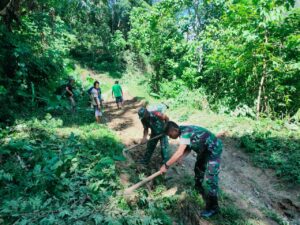 Babinsa Pos Leuser Bersama Masyarakat Bersihkan Jalan Penghubung Antar Desa