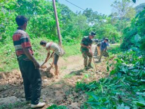 Babinsa Pos Leuser Bersama Masyarakat Bersihkan Jalan Penghubung Antar Desa