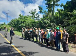 Satgas Yonarhanud 3/YBY Bersihkan Sampah di Jalan Trans Galela – Tobelo