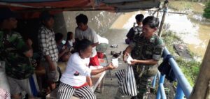 Banjir Terjang Solo, Prajurit Diponegoro Sigap Evakuasi Warga