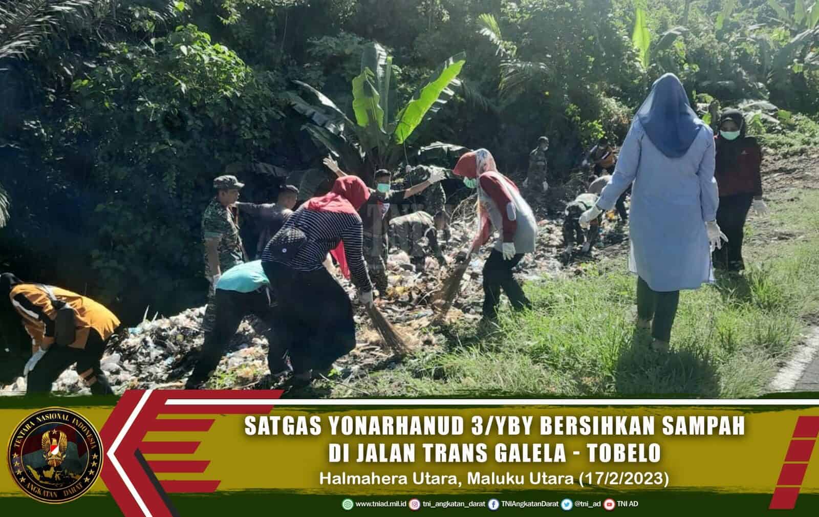 Satgas Yonarhanud 3/YBY Bersihkan Sampah di Jalan Trans Galela – Tobelo