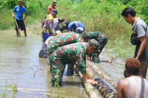 Bantu Tingkatkan Ekonomi Warga, Satgas Yonif 511/DY Perbaiki Jalan Kampung di Papua