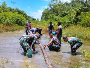 Bantu Tingkatkan Ekonomi Warga, Satgas Yonif 511/DY Perbaiki Jalan Kampung di Papua
