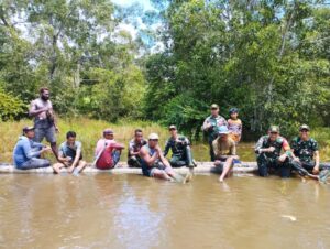 Bantu Tingkatkan Ekonomi Warga, Satgas Yonif 511/DY Perbaiki Jalan Kampung di Papua