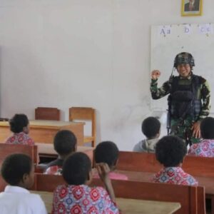Satgas YR 321/GT Bagikan Baju dan Tas Sekolah Anak-Anak Distrik Mbua Papua Pegunungan