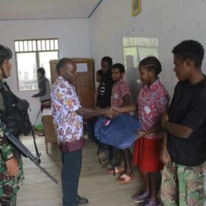 Satgas YR 321/GT Bagikan Baju dan Tas Sekolah Anak-Anak Distrik Mbua Papua Pegunungan