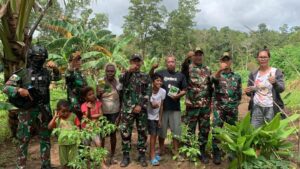Tingkatkan Ekonomi Warga, Satgas Yonif 511/DY Bagikan Bibit Sayur Di Papua