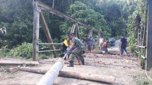 Babinsa Koramil Oba dan Warga Gotong Royong Perbaiki Jembatan Darurat