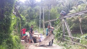 Babinsa Koramil Oba dan Warga Gotong Royong Perbaiki Jembatan Darurat