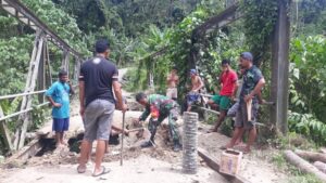 Babinsa Koramil Oba dan Warga Gotong Royong Perbaiki Jembatan Darurat