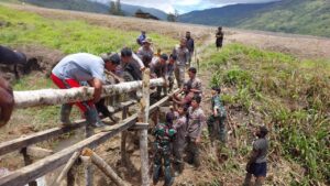 Maju Bersama Wujudkan Asa, Satgas Yonif 143/TWEJ Bersama Masyarakat Membangun Jembatan Di Kiwirok