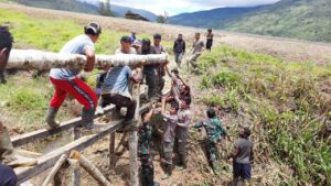 Maju Bersama Wujudkan Asa, Satgas Yonif 143/TWEJ Bersama Masyarakat Membangun Jembatan Di Kiwirok