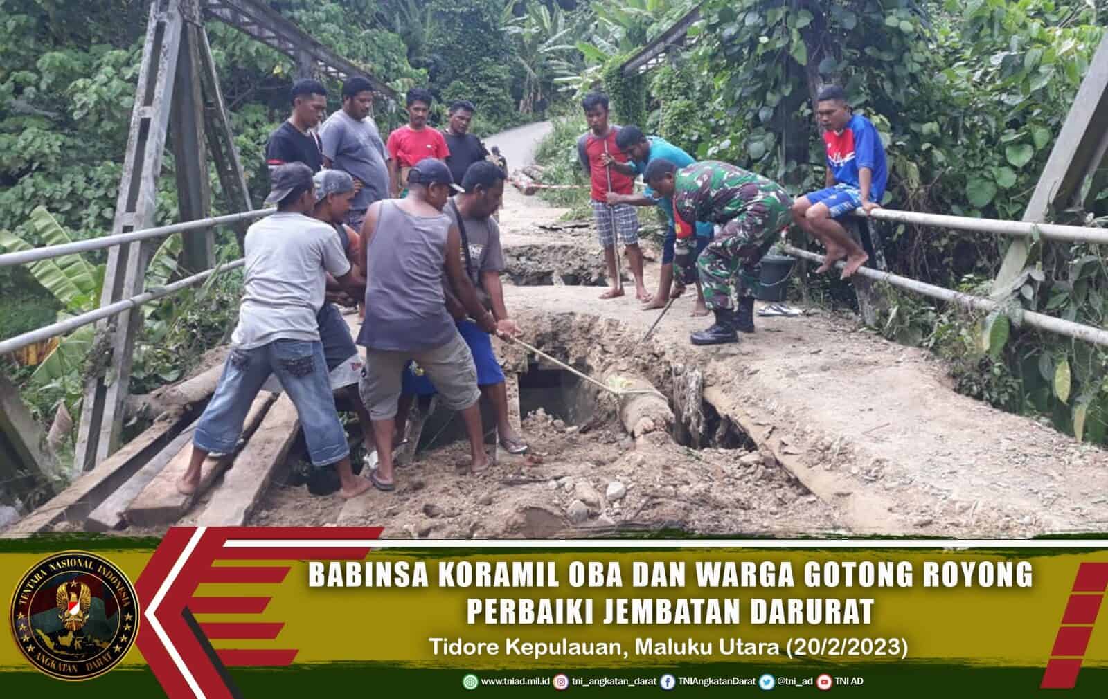 Babinsa Koramil Oba dan Warga Gotong Royong Perbaiki Jembatan Darurat