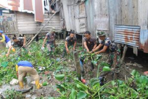 Cegah Banjir, Koramil Makrayu Bersama Pemkot Palembang Bersihkan Aliran Sungai