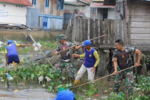 Cegah Banjir, Koramil Makrayu Bersama Pemkot Palembang Bersihkan Aliran Sungai