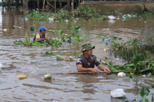 Cegah Banjir, Koramil Makrayu Bersama Pemkot Palembang Bersihkan Aliran Sungai