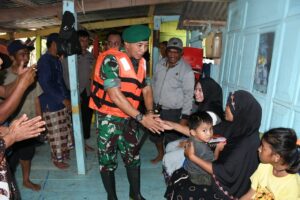 Kunjungi Korban Banjir Gunakan Perahu Karet, Pangdam XIV/Hsn Bagikan Sembako