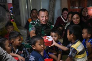 Kunjungi Korban Banjir Gunakan Perahu Karet, Pangdam XIV/Hsn Bagikan Sembako