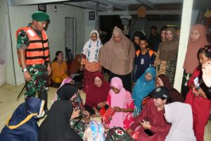 Kunjungi Korban Banjir Gunakan Perahu Karet, Pangdam XIV/Hsn Bagikan Sembako