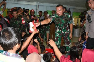 Kunjungi Korban Banjir Gunakan Perahu Karet, Pangdam XIV/Hsn Bagikan Sembako