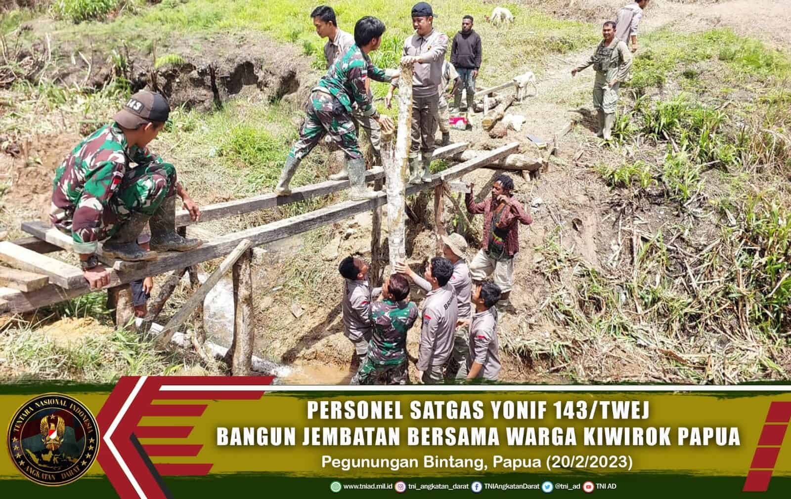 Maju Bersama Wujudkan Asa, Satgas Yonif 143/TWEJ Bersama Masyarakat Membangun Jembatan Di Kiwirok