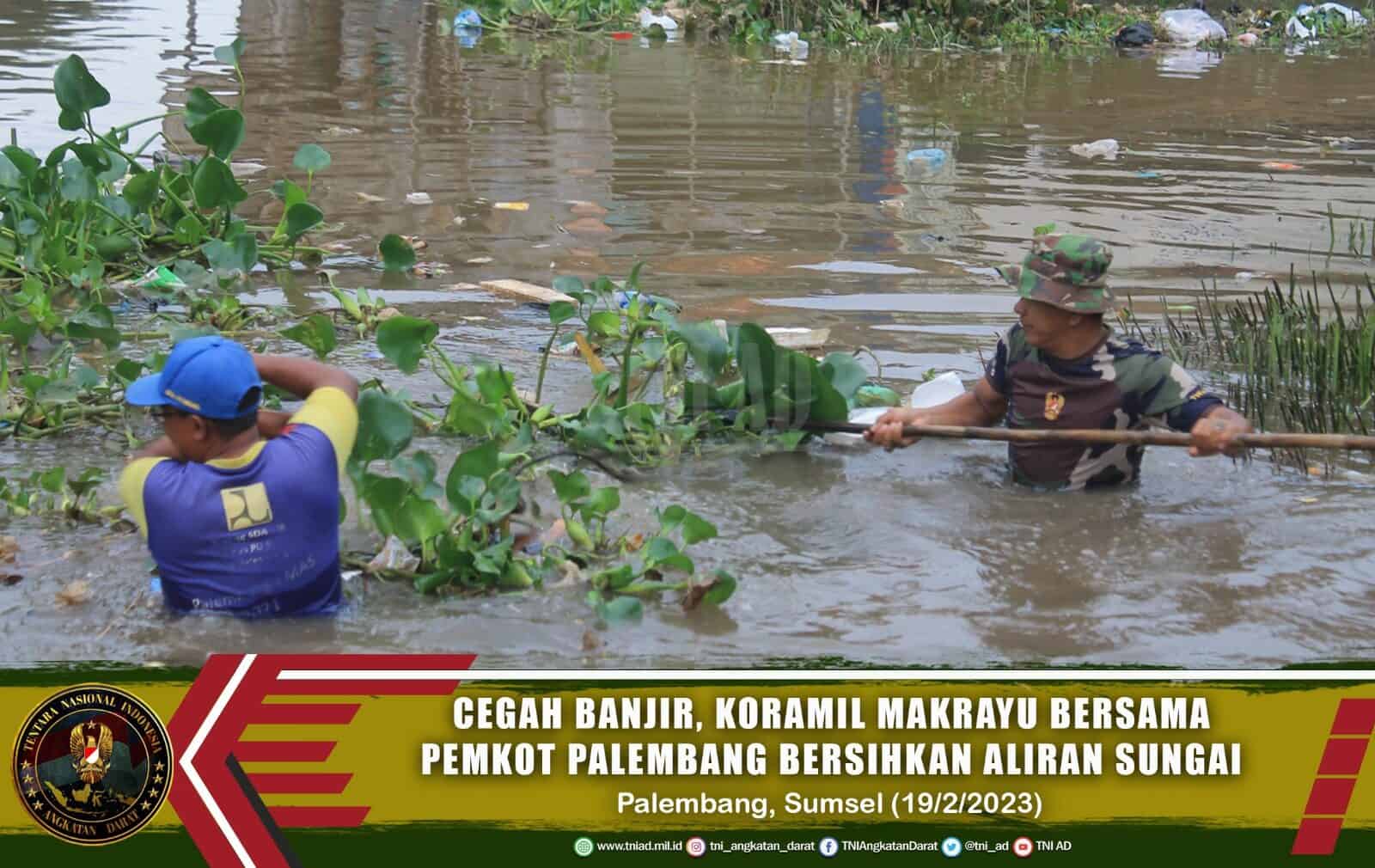 Cegah Banjir, Koramil Makrayu Bersama Pemkot Palembang Bersihkan Aliran Sungai
