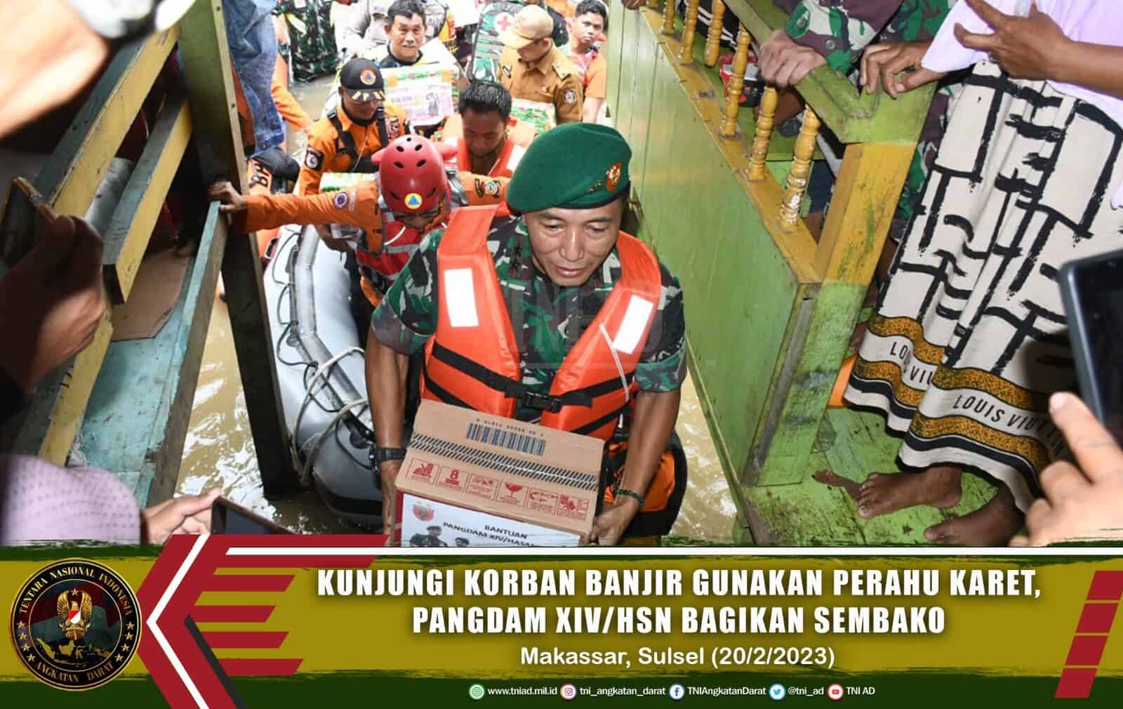 Kunjungi Korban Banjir Gunakan Perahu Karet, Pangdam XIV/Hsn Bagikan Sembako