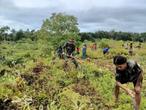 Lestarikan Budaya Gotong Royong, Satgas Yonif 725/Wrg Karya Bakti Bersama Masyarakat