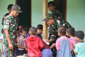 Prajurit Satgas Yonif 511/DY Edukasikan Pola Hidup Sehat Kepada Anak-Anak di Papua