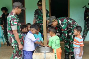 Prajurit Satgas Yonif 511/DY Edukasikan Pola Hidup Sehat Kepada Anak-Anak di Papua