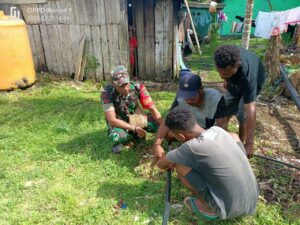 Bantu Warga Dapatkan Air Bersih, Babinsa Biak Pasang Pipa Saluran Air